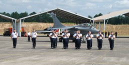 Le LtCl Yann Malard, les fanions des 3 escadrilles, le Rafale.