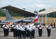 Le drapeau de la 33e Escadre devant le plastron du NN.